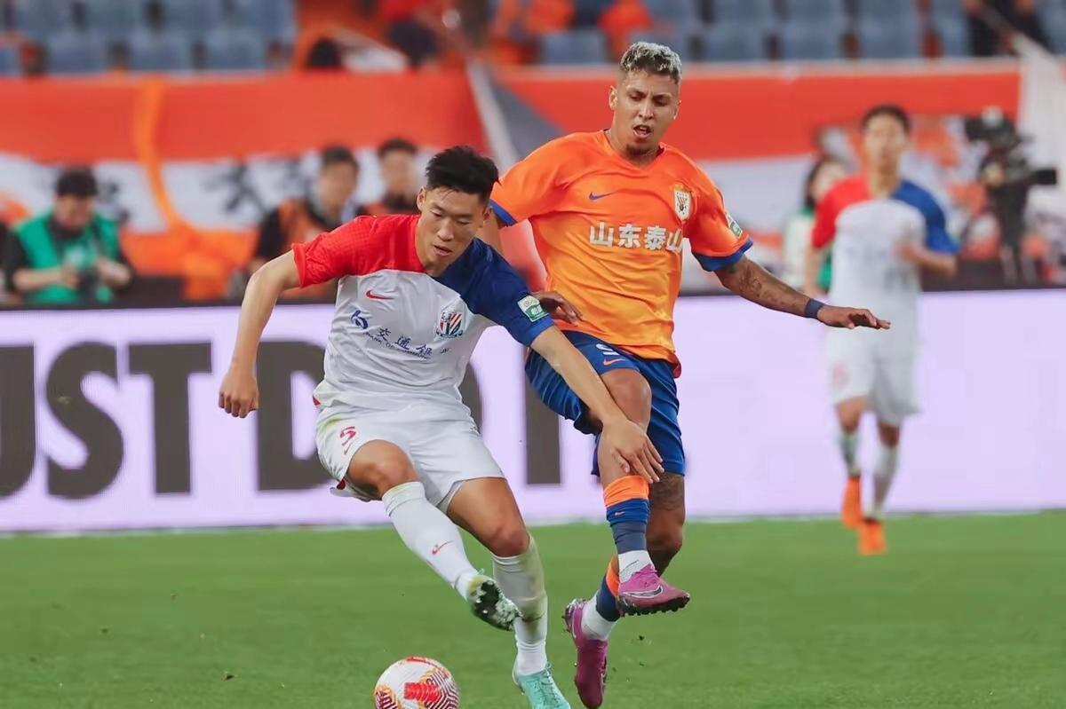 满冠平台 -转会期山东泰山回应争议：英超节点到来，引发热议，控场能力受关注(山东泰山队新外援)